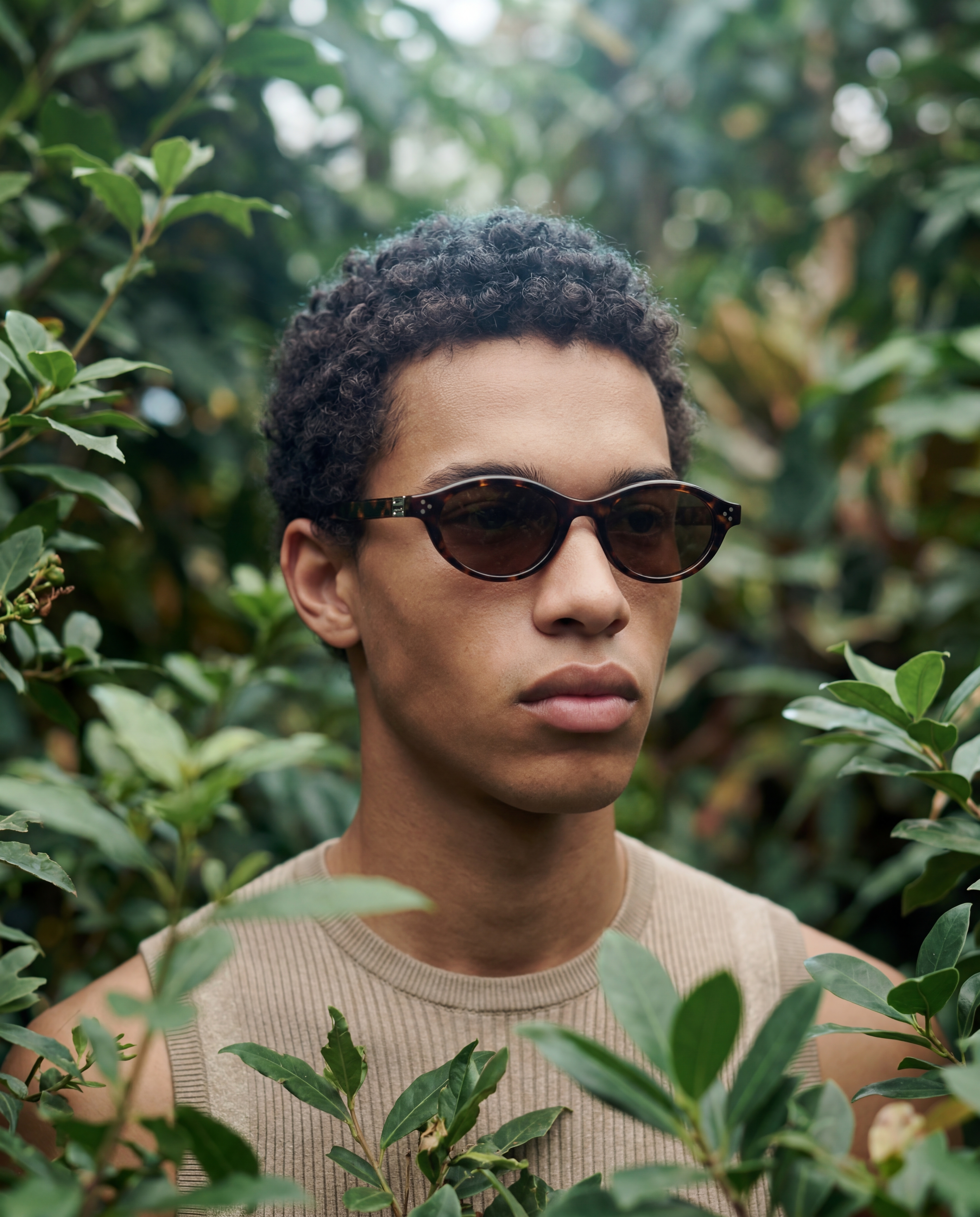 Lunettes de soleil Anastasia Ecaille — monture ovale, portées par un homme