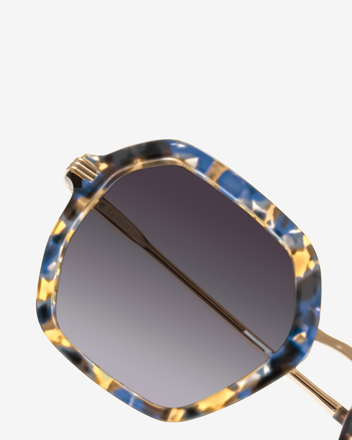 Gros plan sur la branche des lunettes de soleil Gisele Ecaille Bleu