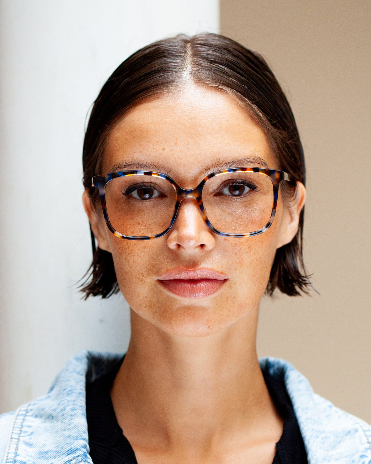 Lunettes de vue Albane Ecaille Bleu — monture rectangulaire, portées par une femme