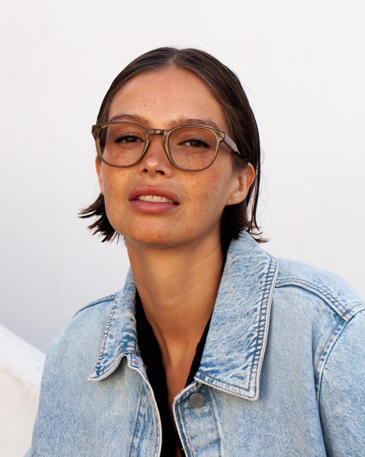 Lunettes de vue Marceau Olive — monture ronde, portées par une femme