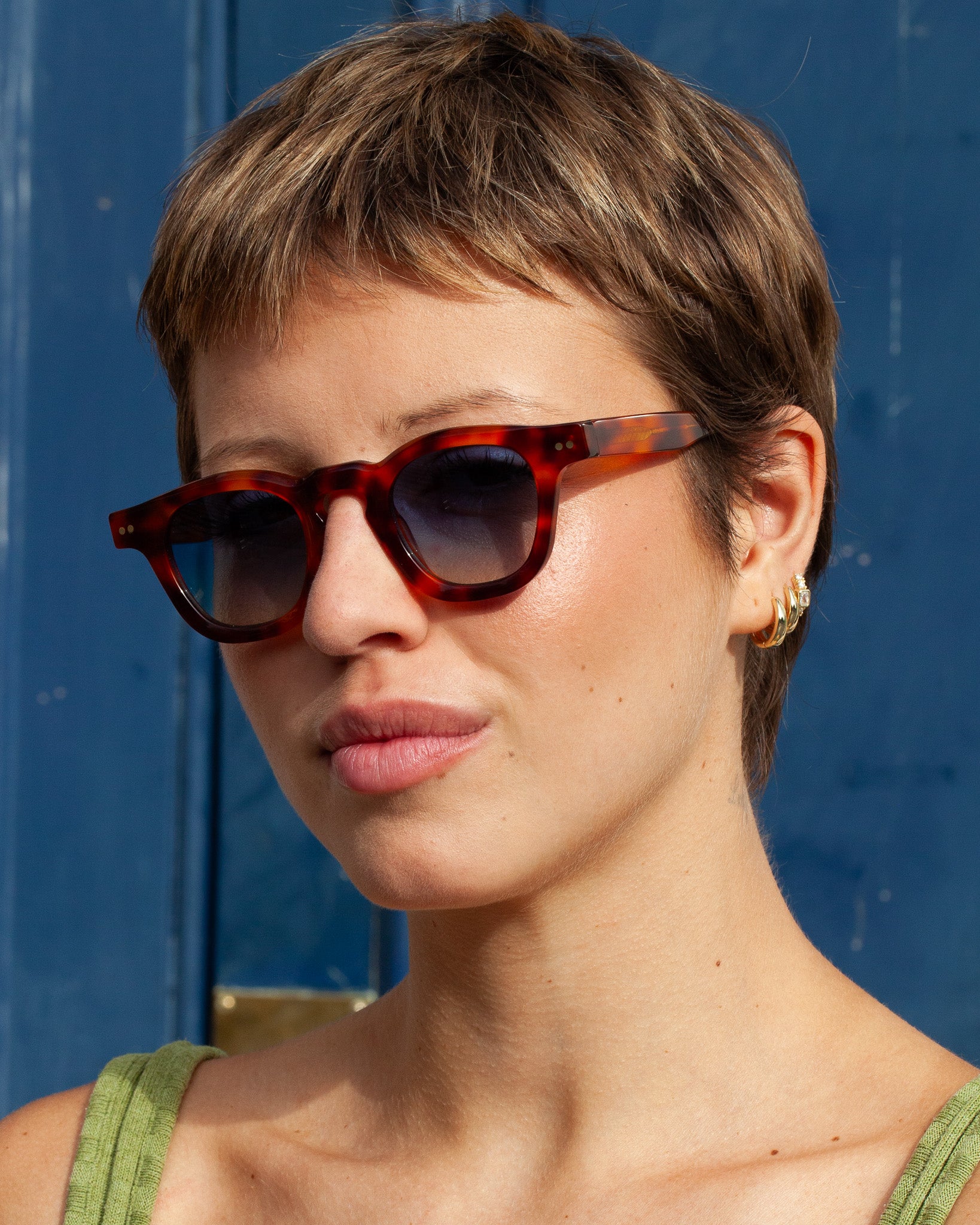 Lunettes de soleil Bruce Ecaille — monture carré, portées par une femme