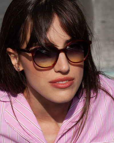Lunettes de soleil Romane Acajou — monture ronde, portées par une femme