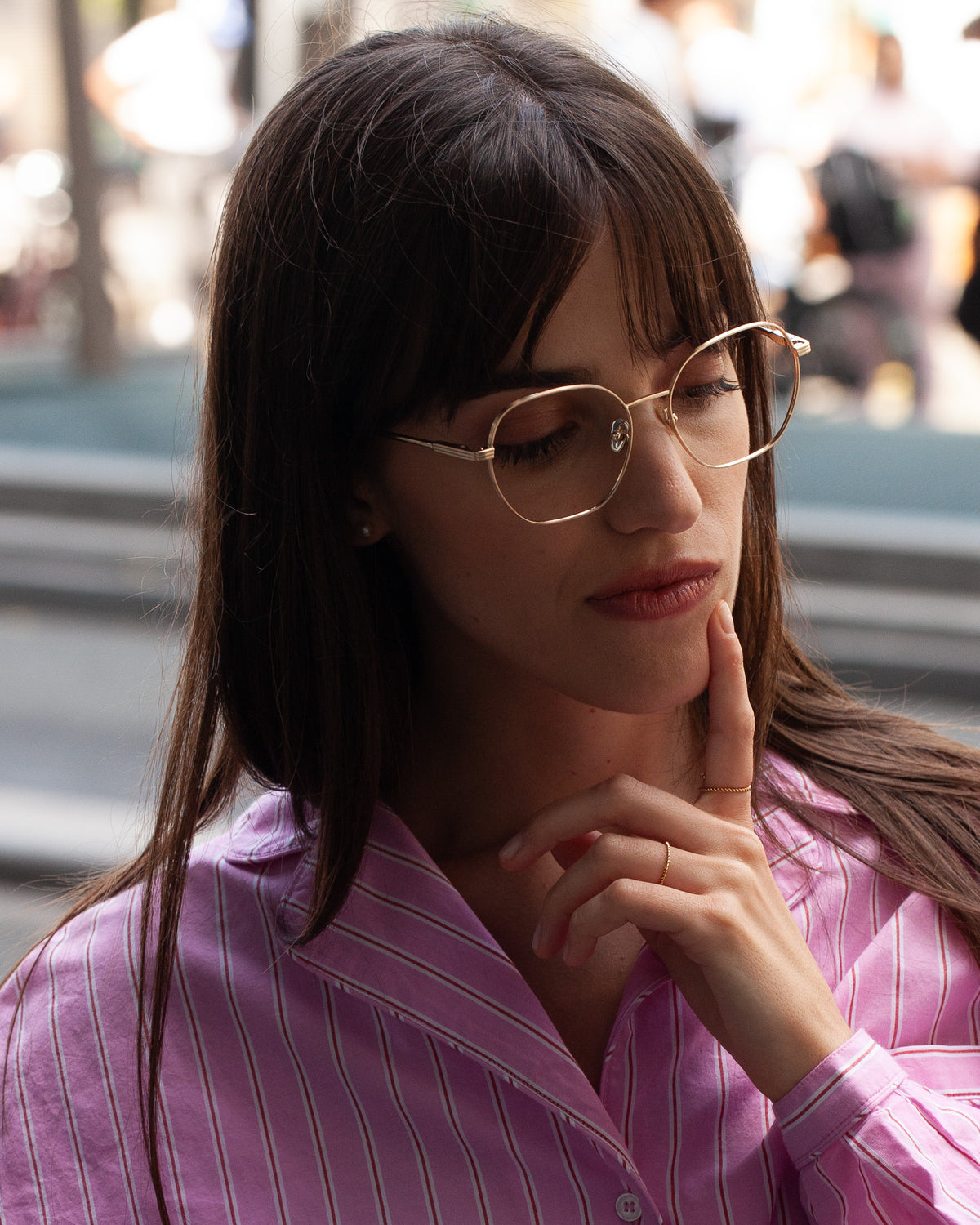 Lunettes de vue Maeline Gold — monture ronde, portées par une femme