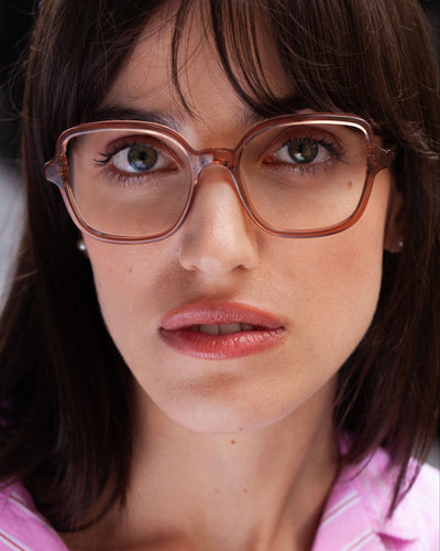 Lunettes de vue Sidonie Nude — monture papillon, portées par une femme