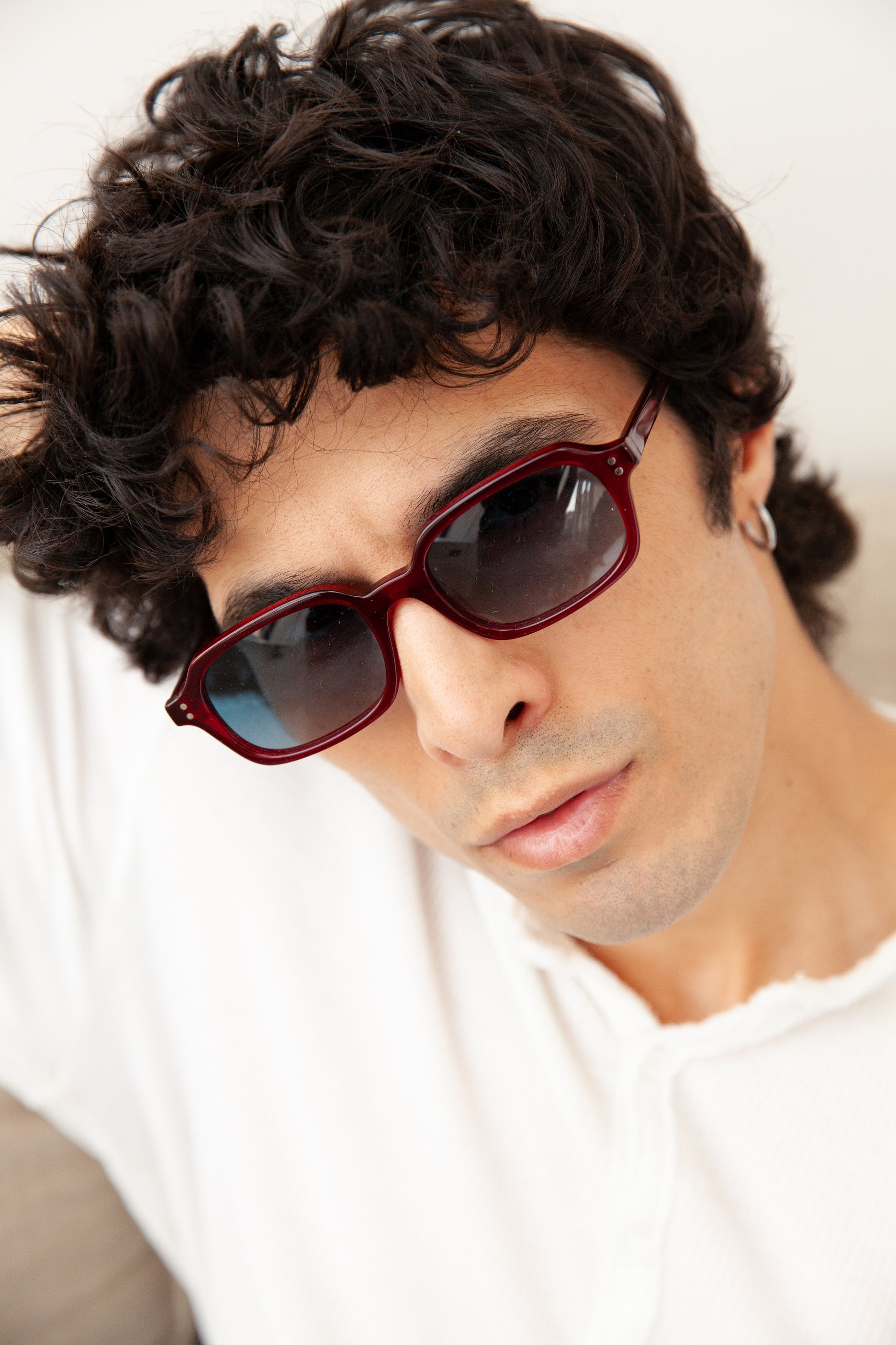 Lunettes de soleil Ren Grenat — monture rectangulaire, portées par un homme