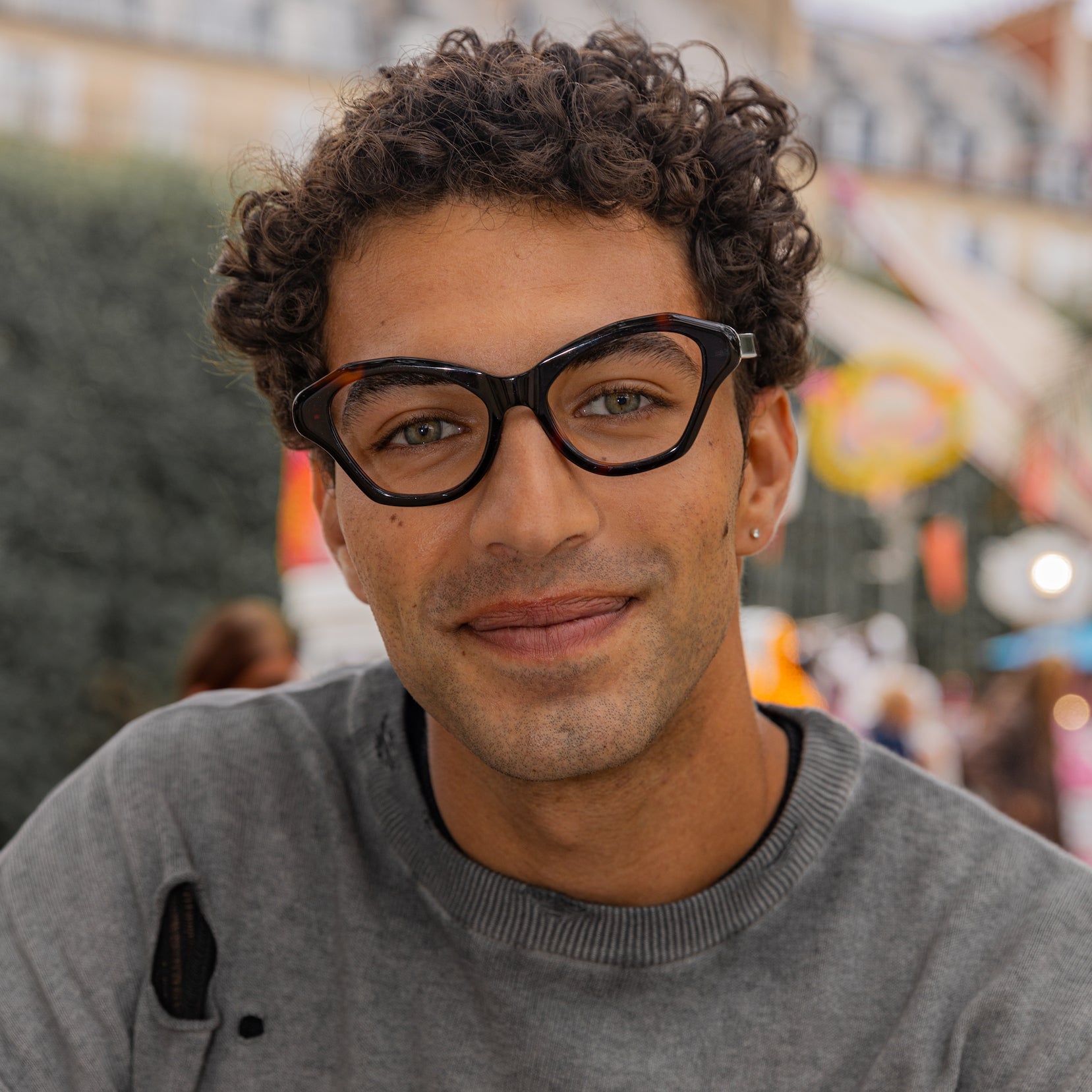 Lunettes de vue Izzy.H Écaille — monture papillon, portées par un homme