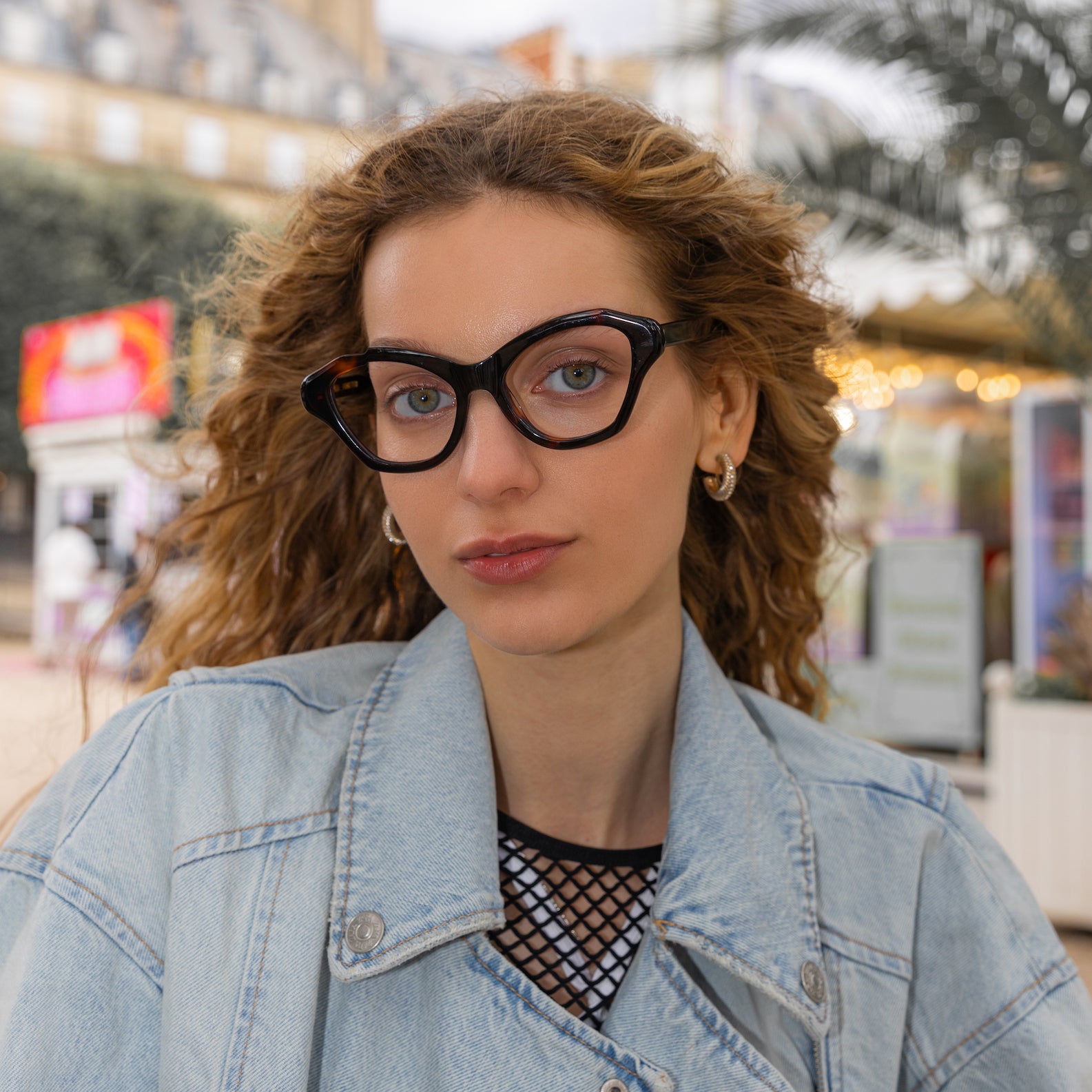 Lunettes de vue Izzy.H Écaille — monture papillon, portées par une femme