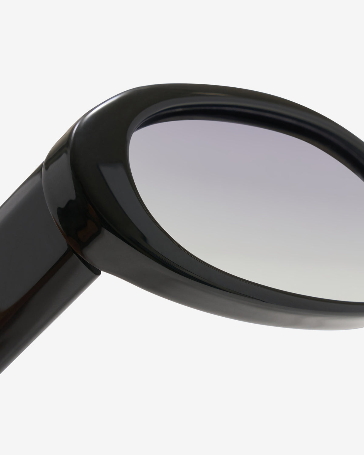 Gros plan sur la monture ovale acétate des lunettes de soleil Klea Noir