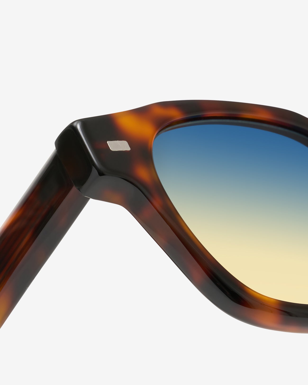 Gros plan sur la monture pantos acétate des lunettes de soleil Jerry.S Écaille