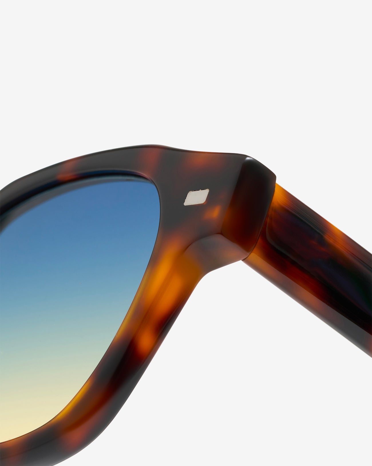 Gros plan sur la monture pantos acétate des lunettes de soleil Jerry.S Écaille