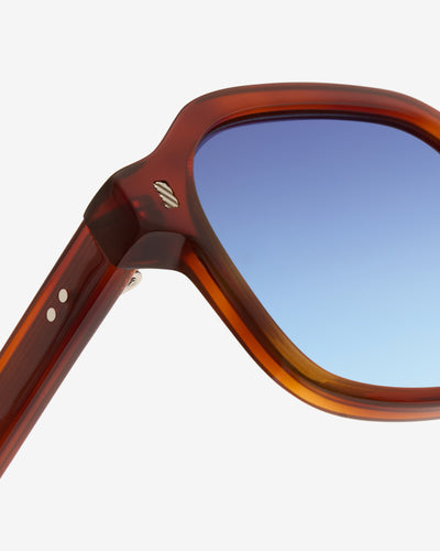 Gros plan sur la monture oversize acétate des lunettes de soleil Charles Acajou