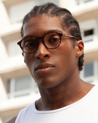 Lunettes de vue Calypso Ecaille — monture ronde, portées par un homme