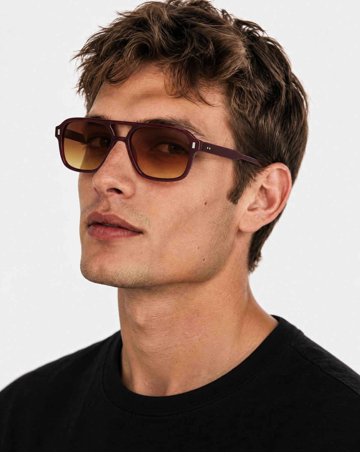 Lunettes de soleil Keanu Grenat portées par un homme, vue de trois-quarts