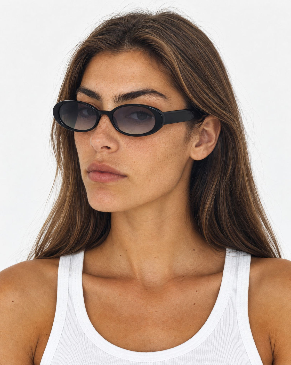 Lunettes de soleil Klea Noir portées par une femme, vue de trois-quarts