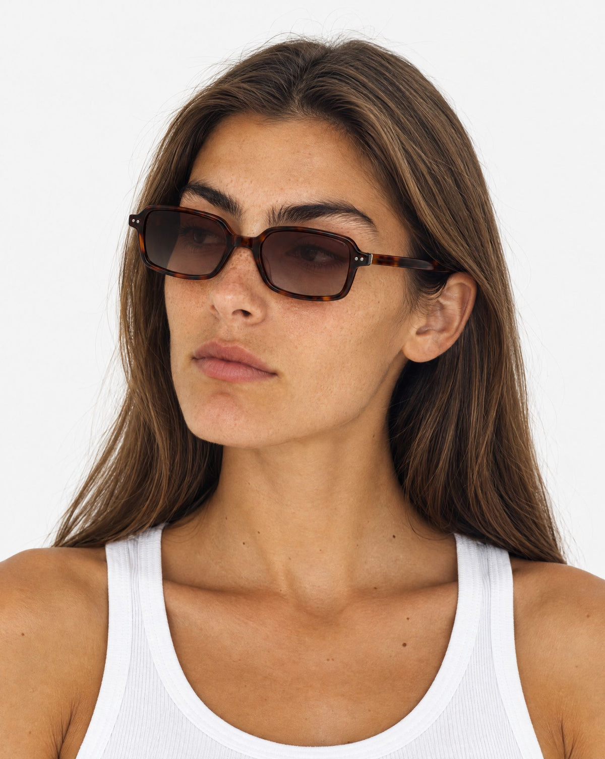 Lunettes de soleil Garry Ecaille portées par une femme, vue de trois-quarts