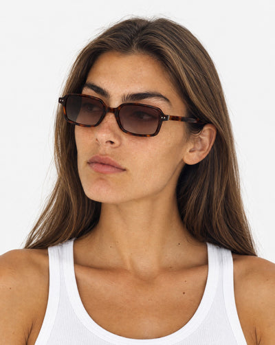 Lunettes de soleil Garry Ecaille portées par une femme, vue de trois-quarts