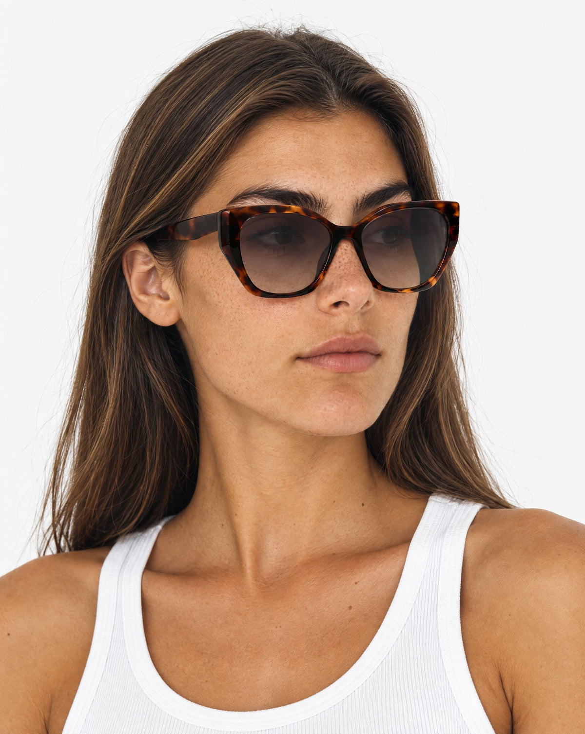 Lunettes de soleil Kenza Ecaille portées par une femme, vue de trois-quarts