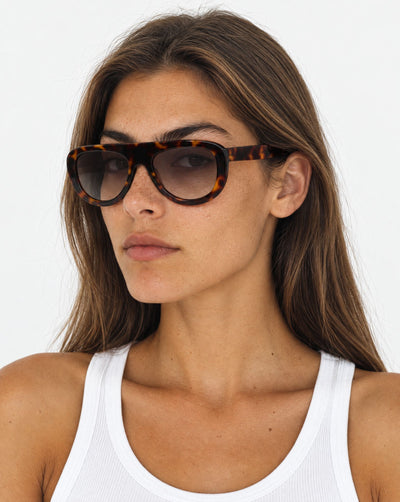 Lunettes de soleil Gloria Ecaille portées par une femme, vue de trois-quarts