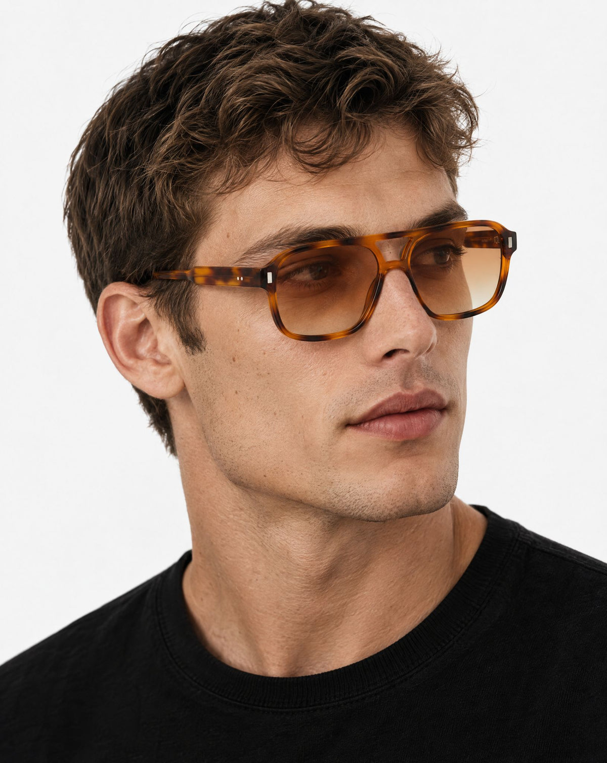 Lunettes de soleil Keanu Ecaille portées par un homme, vue de trois-quarts