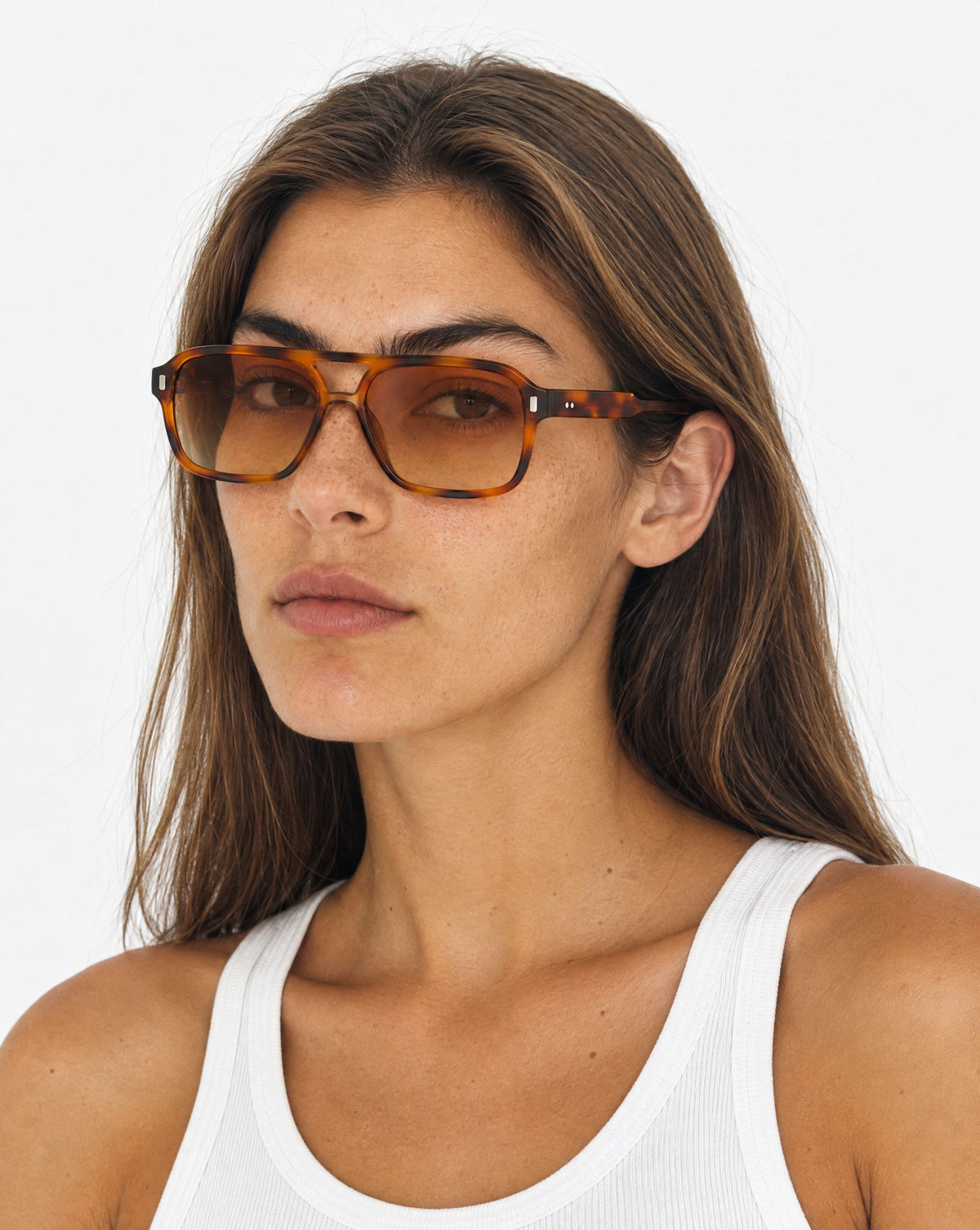 Lunettes de soleil Keanu Ecaille portées par une femme, vue de trois-quarts