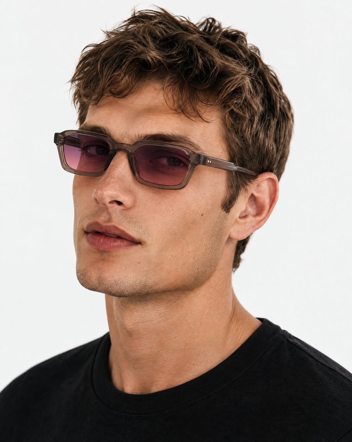 Lunettes de soleil Zava Marron portées par un homme, vue de trois-quarts