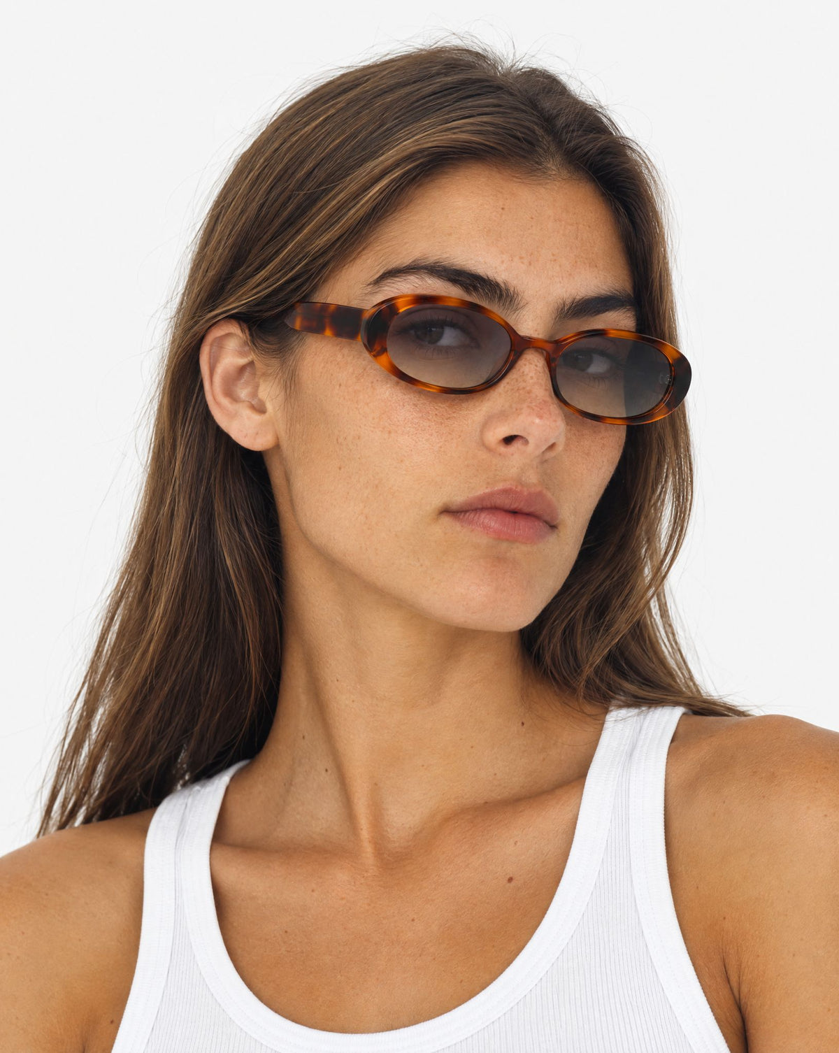 Lunettes de soleil Klea Ecaille portées par une femme, vue de trois-quarts