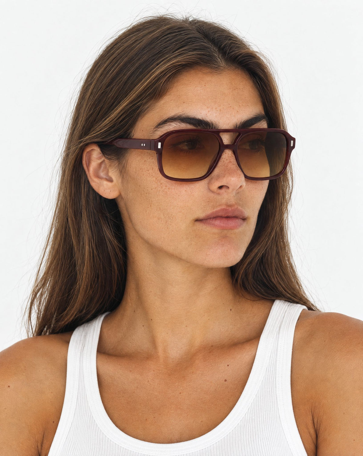 Lunettes de soleil Keanu Grenat portées par une femme, vue de trois-quarts