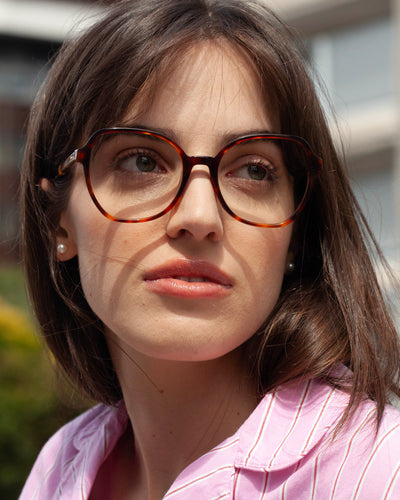 Lunettes de vue Violette Ecaille — monture ronde, portées par une femme
